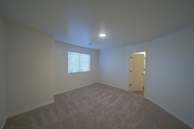 Building Photo - Remodeled 3 Bed / 2.5 Bath Townhome in Great Location