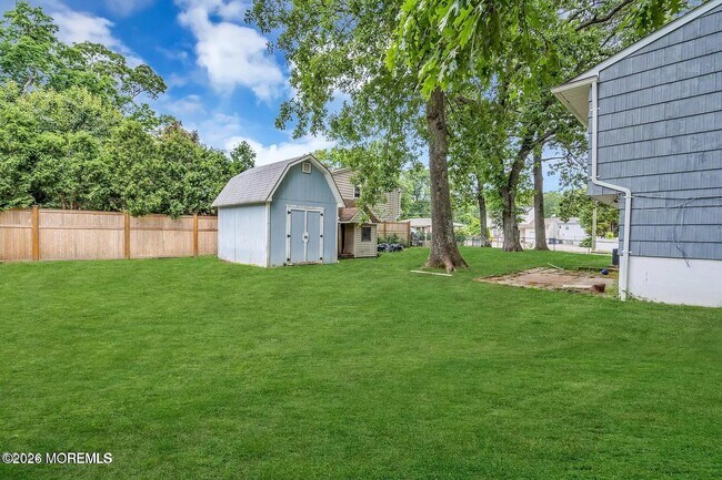 Building Photo - 518 River Dr