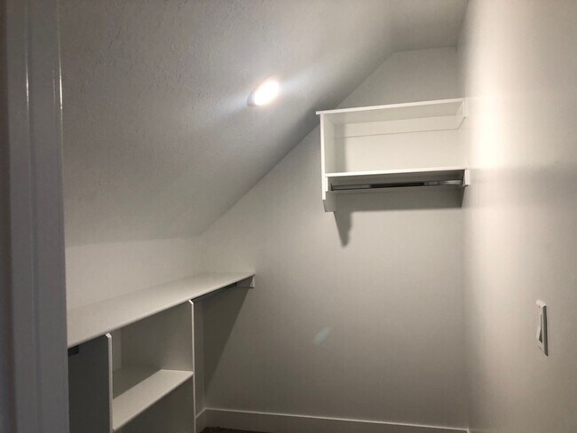 Building Photo - 4 Bedroom 2.5 Bathroom Townhome