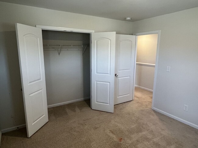 Building Photo - Spacious 5 Bed home in East Charlotte
