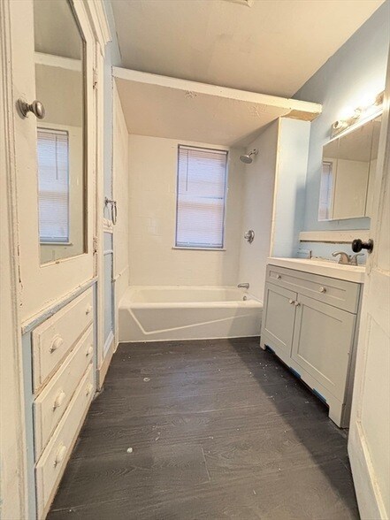 Building Photo - 46 Evelyn St