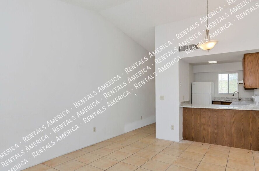 Building Photo - 1366 N Riverview Blvd