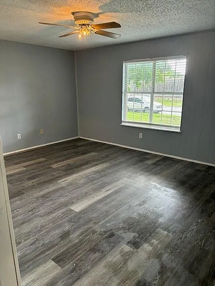 Building Photo - 228 Elmwood Dr