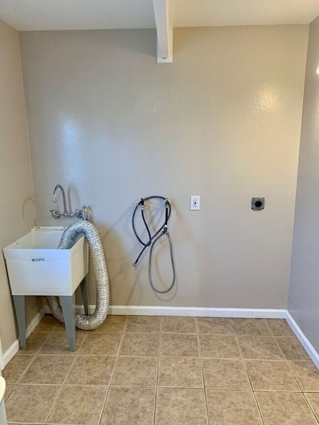 Building Photo - 4 bed 1.5 bath House in Richmond -- AVAILABLE NOW !!