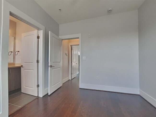 Building Photo - 2401 Crawford St