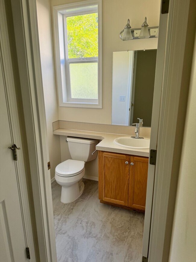 Building Photo - Beautiful 3 Bedroom in Grand Oaks Neighbor...