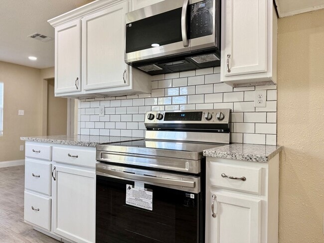 Building Photo - House For Rent