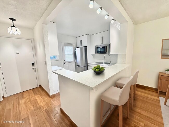 Building Photo - 901 NE 14th Ave