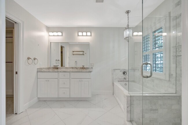 Building Photo - 13692 Cross Pointe Dr