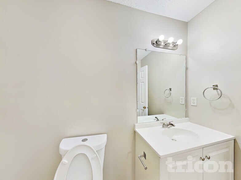 Building Photo - 3740 Longview Dr