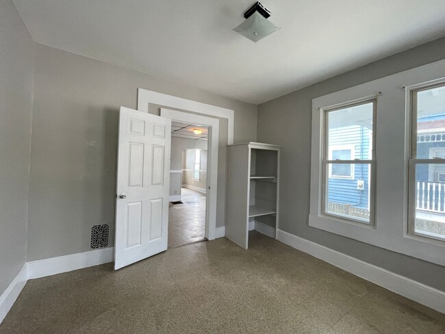 Building Photo - Spacious 4 Bedroom Twin FOR RENT in Bridge...