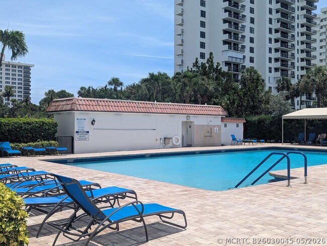 Building Photo - 2121 N Ocean Blvd
