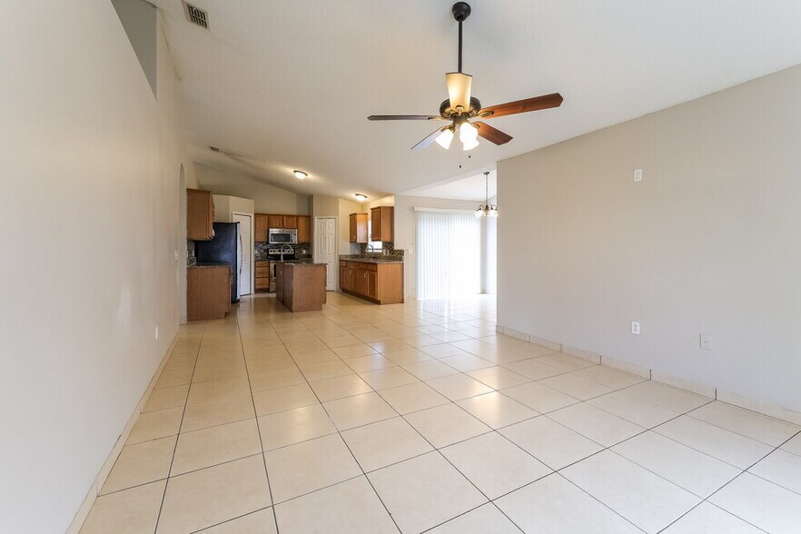 Building Photo - 742 Paris Dr