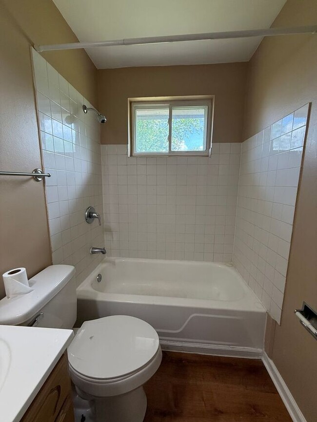 Building Photo - 2 Bedroom Apartment Near Downtown