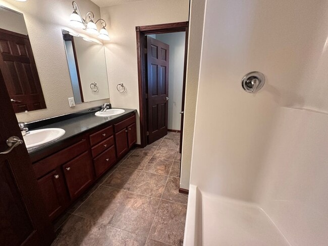 Building Photo - 3 Bedroom Townhome!