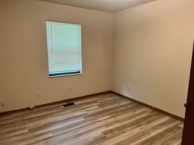 Building Photo - 2 Bedroom Maryville Perfect Location