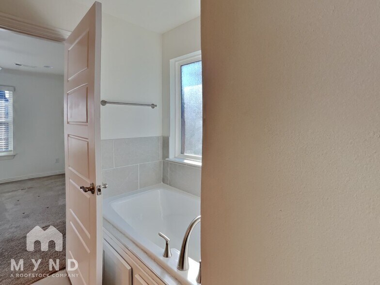 Building Photo - 5807 SW Teppee Ave