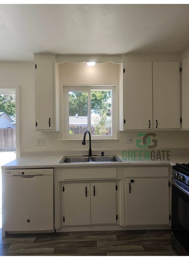 Building Photo - 3 BEDROOM 2 BATH HOME MOVE IN READY IN MOD...