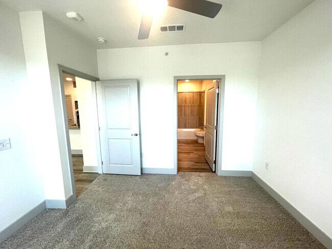 Building Photo - 2601 N Austin Ave