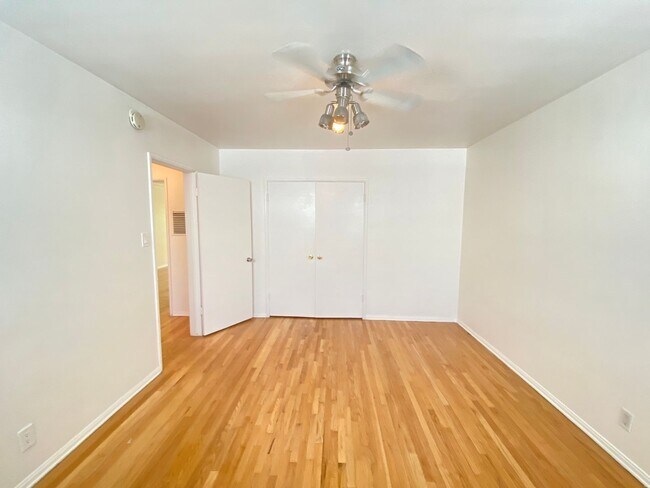 Building Photo - 1 Bed + 1 Bath Second Floor Unit!