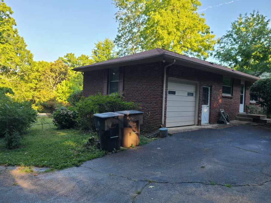 Building Photo - 927 Downey Dr