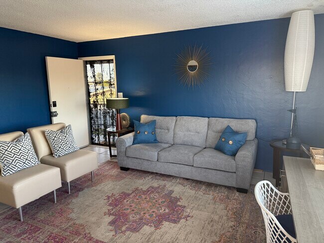 Building Photo - 4068 Oakcrest Dr
