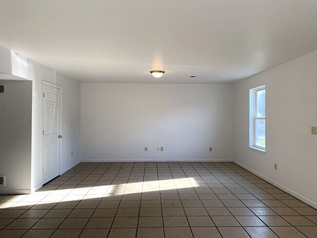 Building Photo - PERFECT COLLEGE RENTAL ONLY A HALF MILE FR...