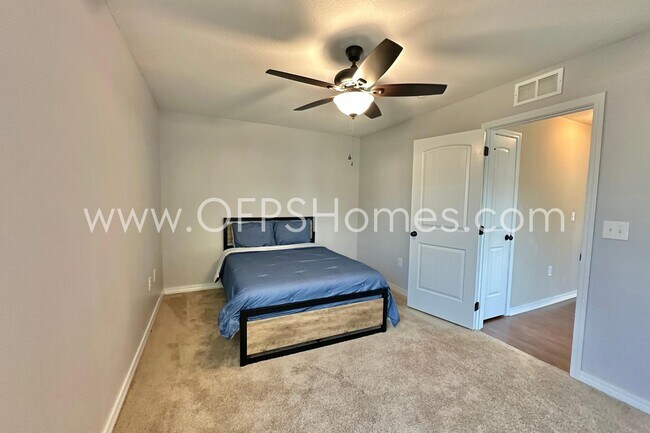 Building Photo - 454 Eisenhower Dr