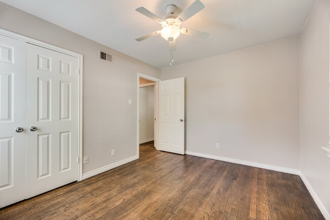 Building Photo - Gorgeous 2 Bed, 2 Bath Lochwood Home!