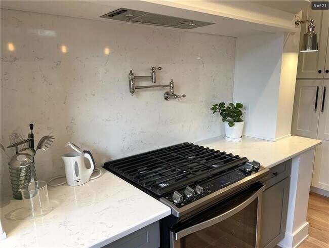 Building Photo - 137 Almy St