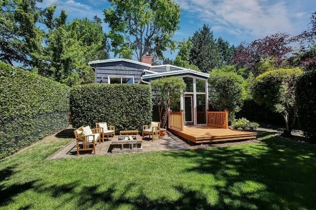 Building Photo - Chic Urban Oasis in Hillsdale