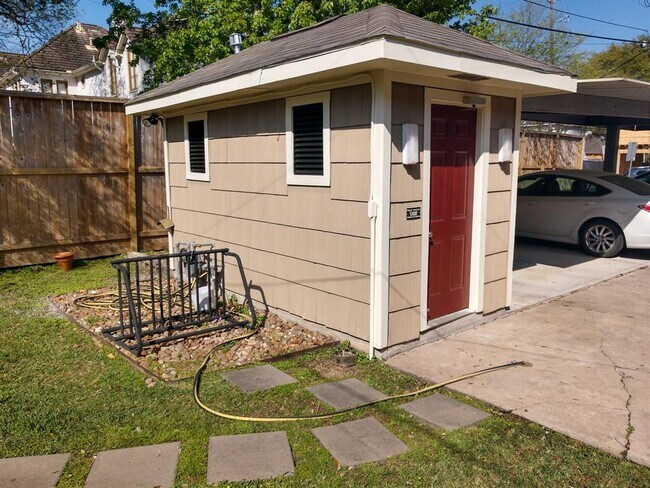 Building Photo - 2402 Watts St