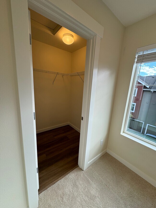 Building Photo - 2455 NE Park Dr