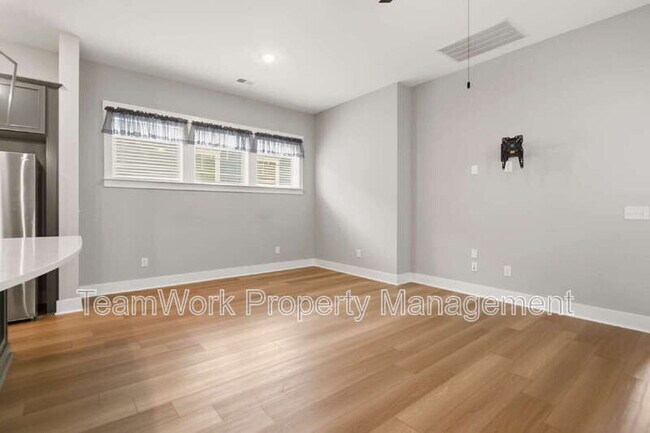 Building Photo - 553 Sound Dr