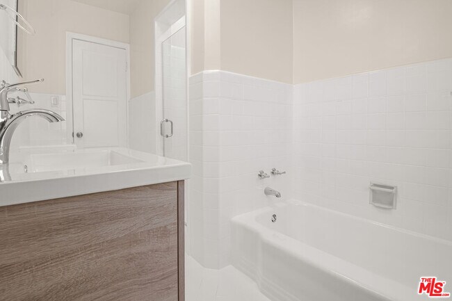 Building Photo - 405 Shirley Pl