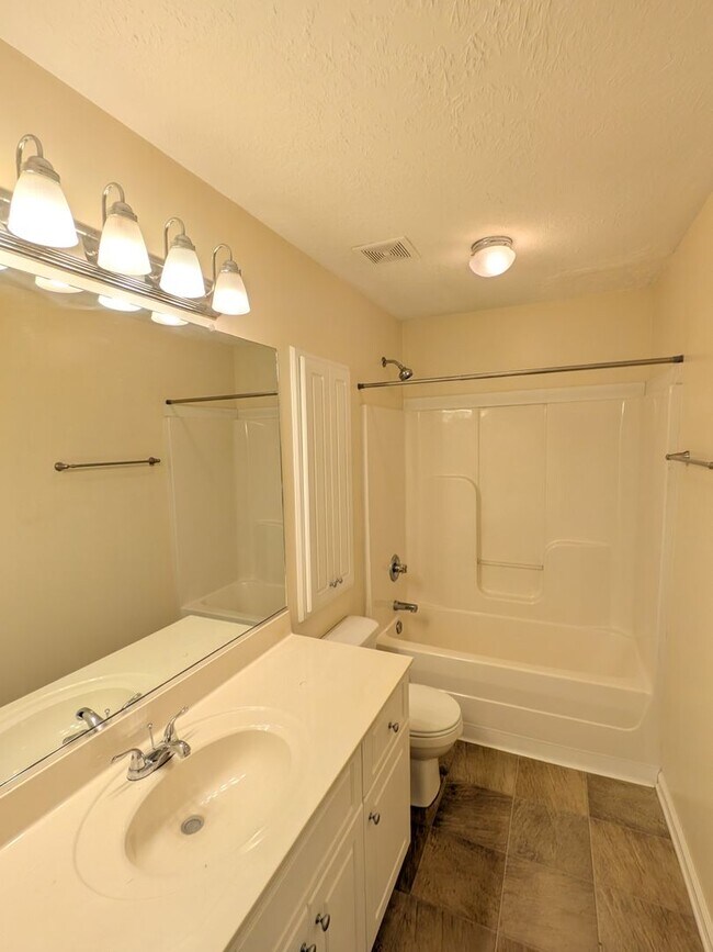 Building Photo - 526 Edgecliff Ln