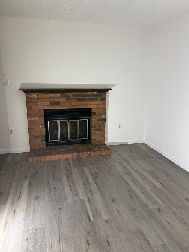 Building Photo - Renovated End-Unit Ready to Move-In