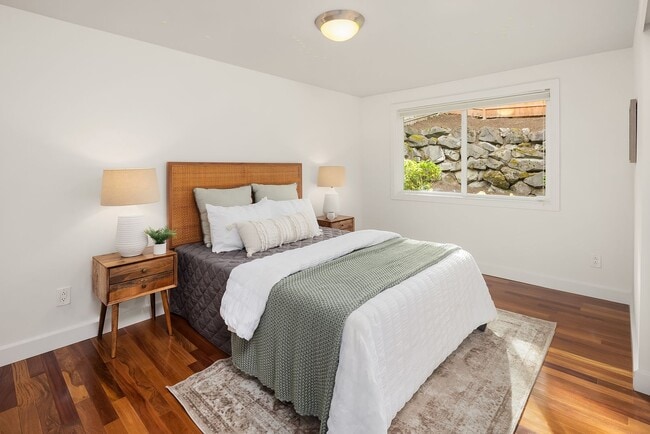 Building Photo - 5bd/2.75ba Bellevue Home