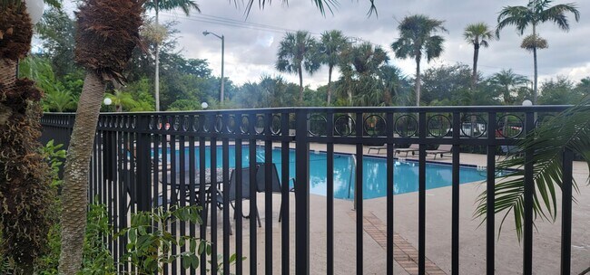 Building Photo - 1523 Lake Crystal Dr