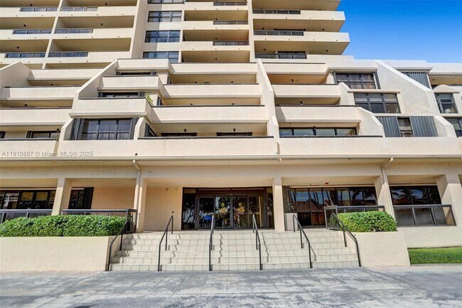 Building Photo - 2555 Collins Ave