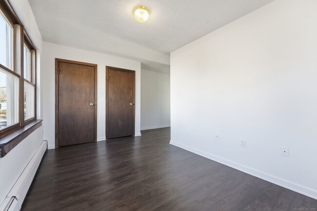 Building Photo - 33 Guilford St