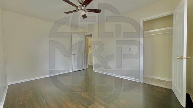 Building Photo - 1102 N Crestway St