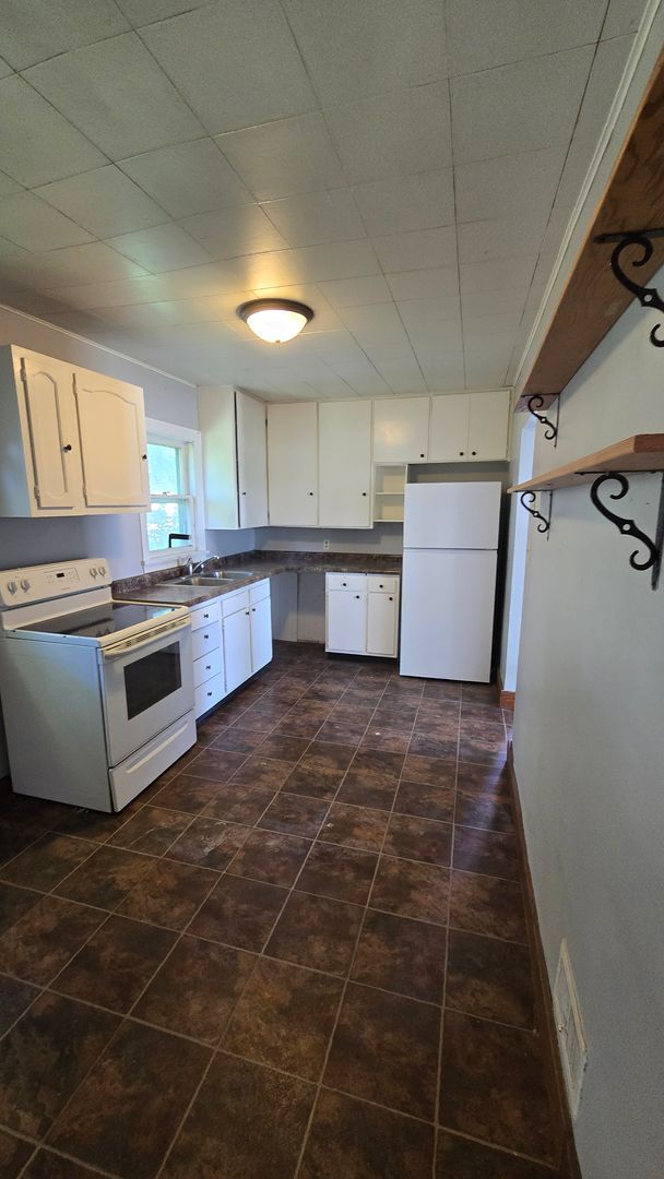 Building Photo - Charming 1 Bedroom Home with Large Yard & Garage