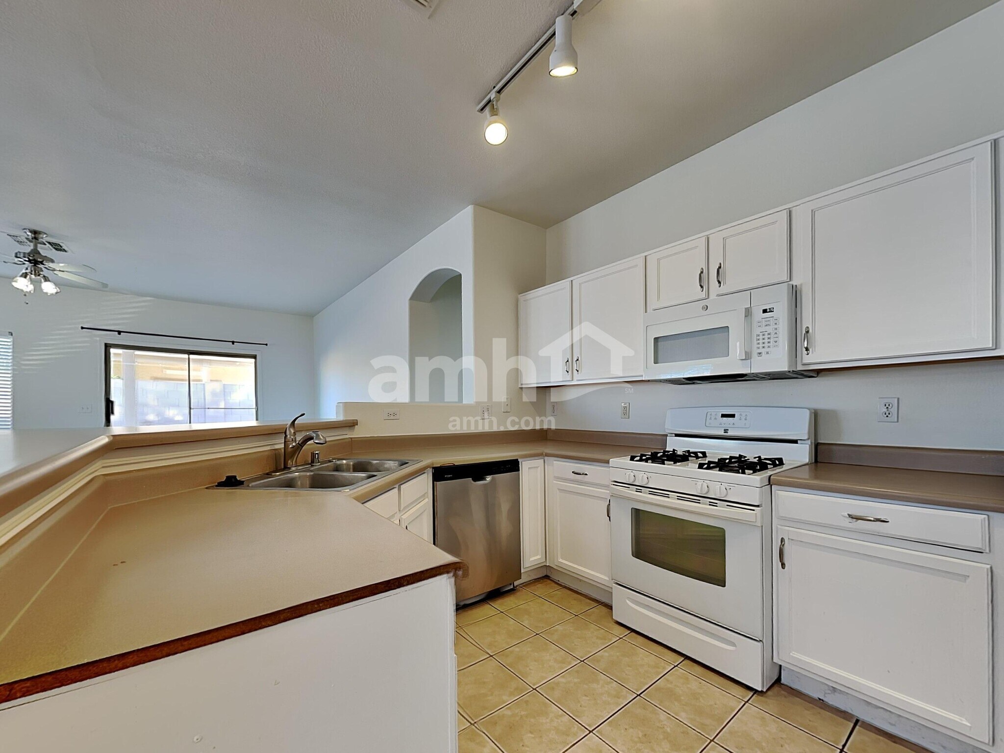 Building Photo - 2541 E La Costa Dr
