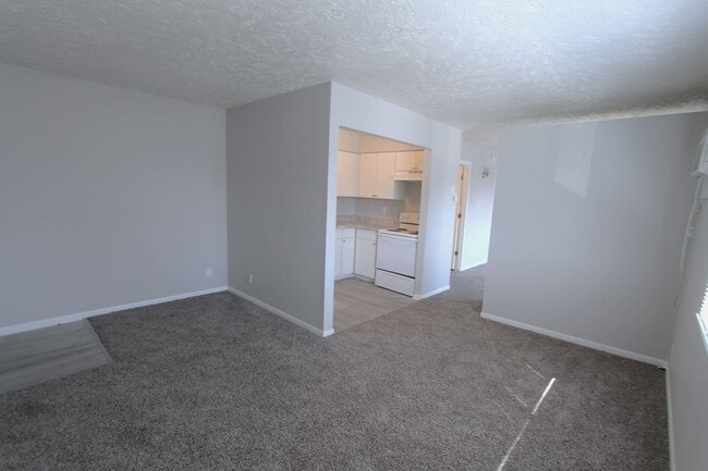 Building Photo - Great location and beautiful updates. Pet friendly one bedroom in Bellevue.