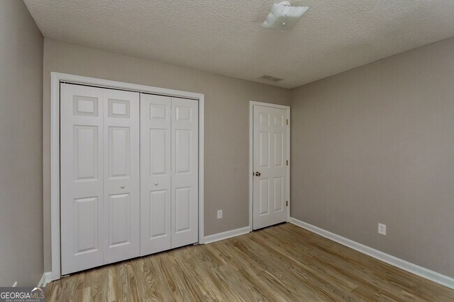 Building Photo - 120 Lakefront Dr