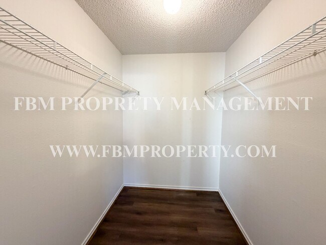 Building Photo - 493 Bryant Ave