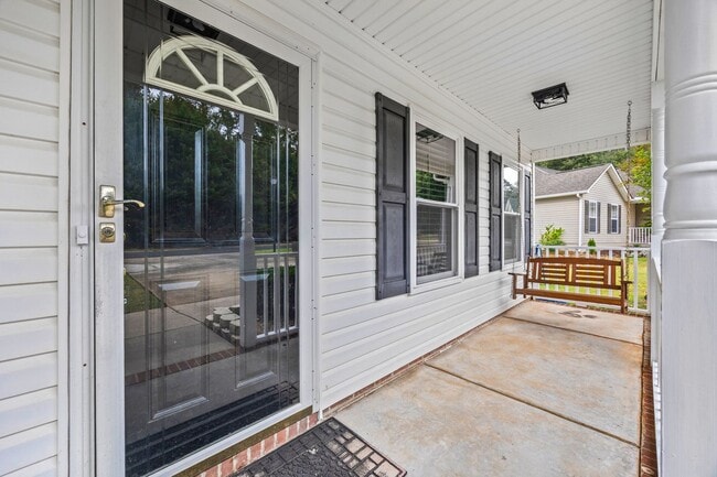 Building Photo - Beautiful 3-bed, 2 bath home in Hallmark G...