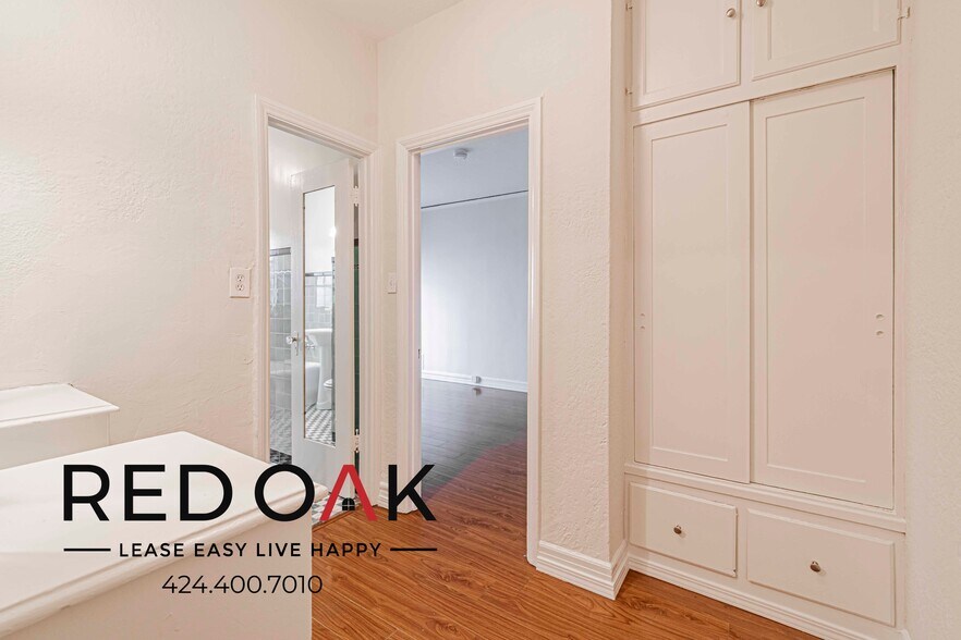 Building Photo - 570 N Rossmore Ave