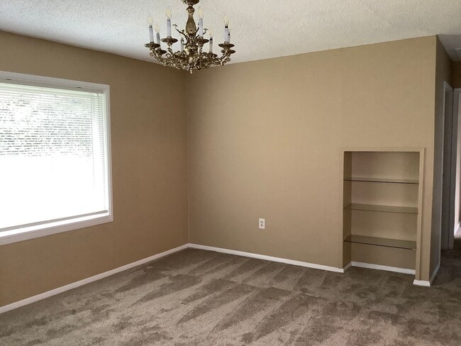 Building Photo - RENOVATED 3 BED 2 BATH 1 STORY RAMBLER - E...